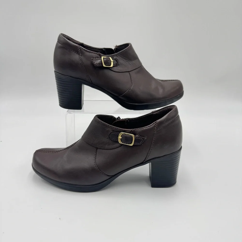 Clark’s bendable Dark Brown Leather Ankle Boots size 6